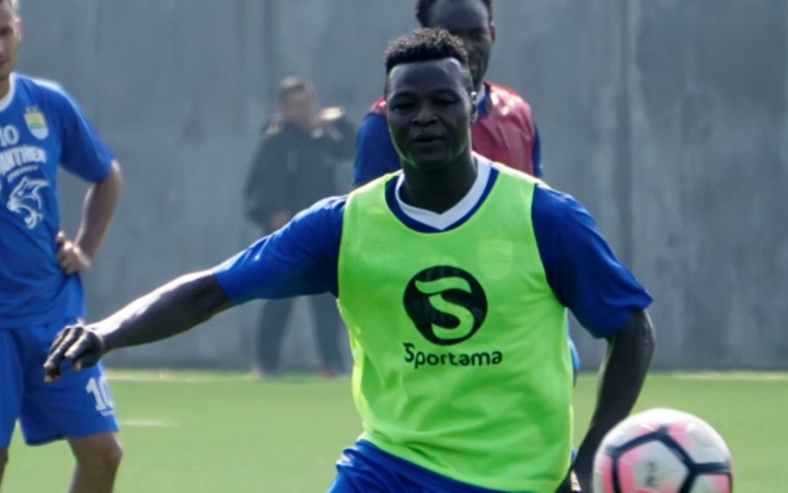 Umuh Was-was jika Ezechiel N'Dousell Absen Kontra Arema