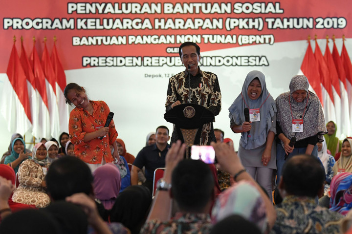 Jokowi Serahkan Bantuan PKH ke Warga Depok