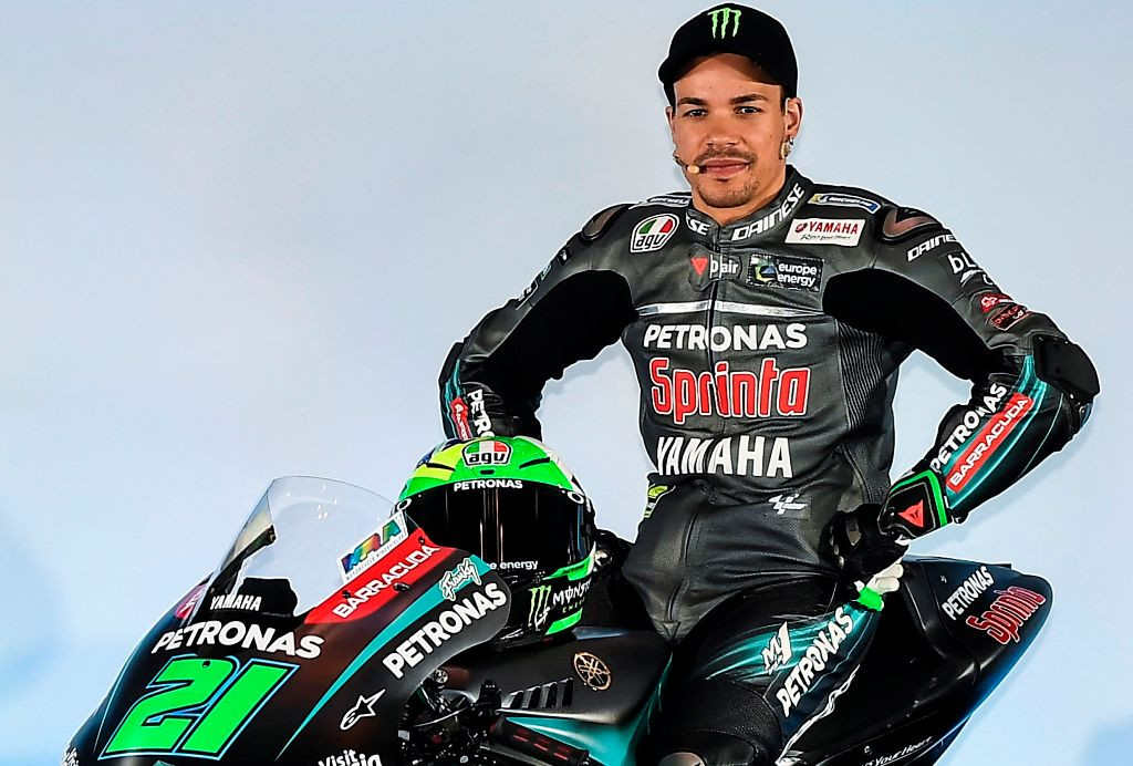 Franco Morbidelli berpose di atas motor barunya di tim Yamaha Petronas (Foto: MOHD RASFAN / AFP)