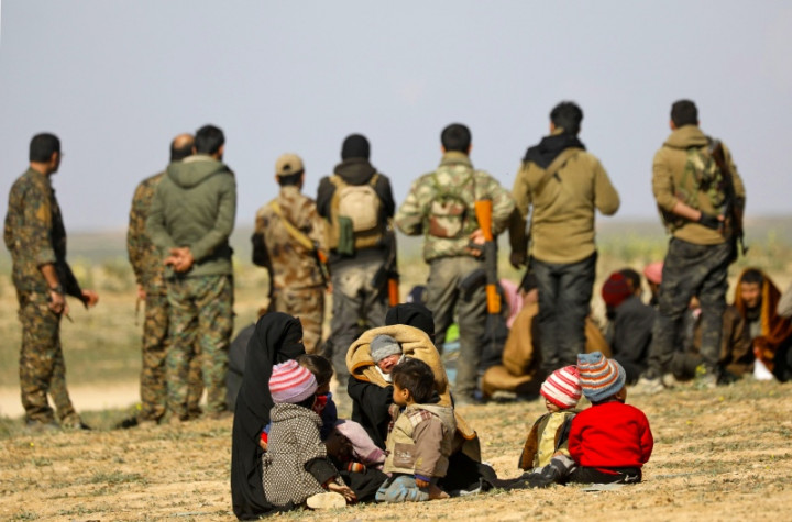 Warga Mengungsi dari Pertempuran di Basis Terakhir ISIS