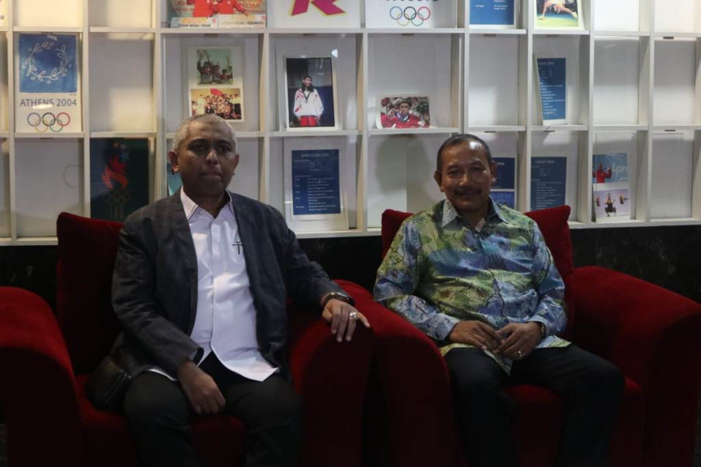 Ketua Tim Ad Hoc Integritas, Ahmad Riyadh dan Badrodin Haiti selaku penasihat Tim Ad Hoc usai melakukan rapat perdana. (Foto: medcom.id/Rendy Renuki)