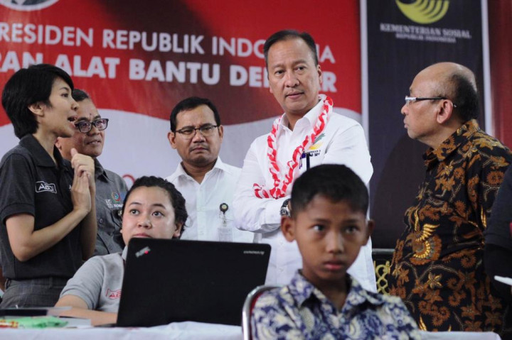 Kemensos Bagikan 2 Ribu Alat Bantu Dengar di Jawa Barat
