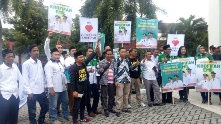 Relawan Antusias Sambut Khofifah-Emil