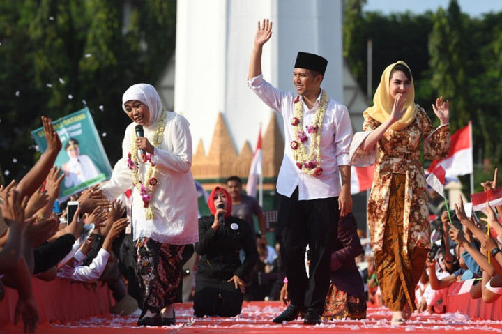 Khofifah Beri Penghormatan untuk Gus Ipul-Puti