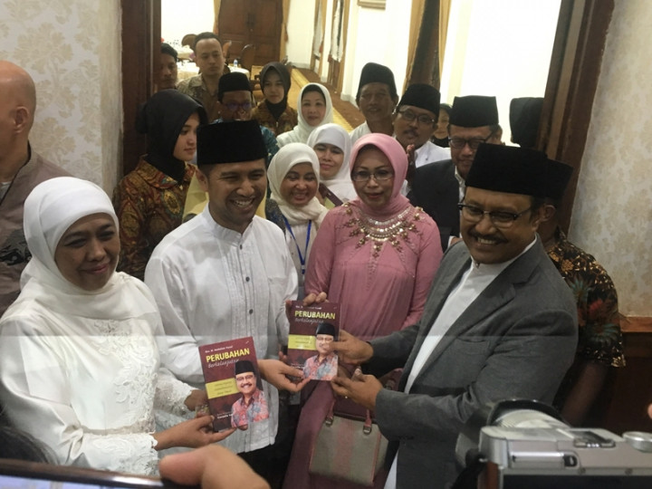 Gus Ipul Beri Buku Kenangan ke Khofifah-Emil
