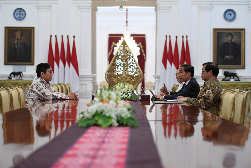 Presiden Jokowi (kedua kanan) didampingi Seskab Pramono Anung (kanan) dan Koordinator Staf Khusus Presiden Teten Masduki (ketiga kanan) menerima CEO Bukalapak.com Achmad Zaky (kiri) di Istana Merdeka, Jakarta. (FOTO: ANTARA/Puspa Perwitasari)