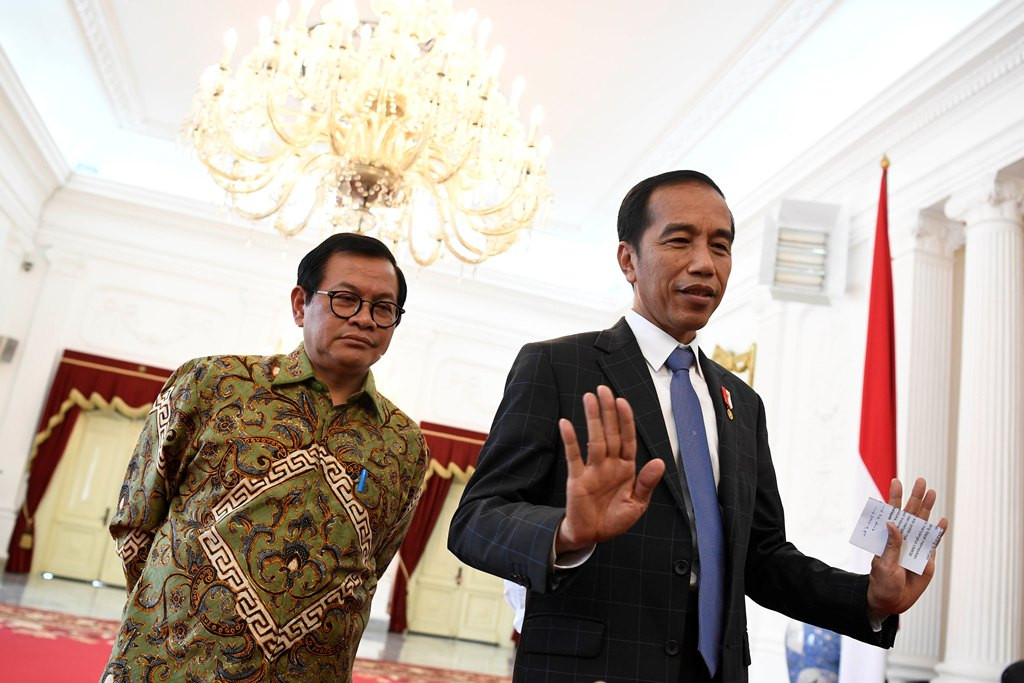 Presiden Joko Widodo menanggapi #uninstallbukalapak di Istana Merdeka, Jakarta. (ANTARA FOTO/Puspa Perwitasari)