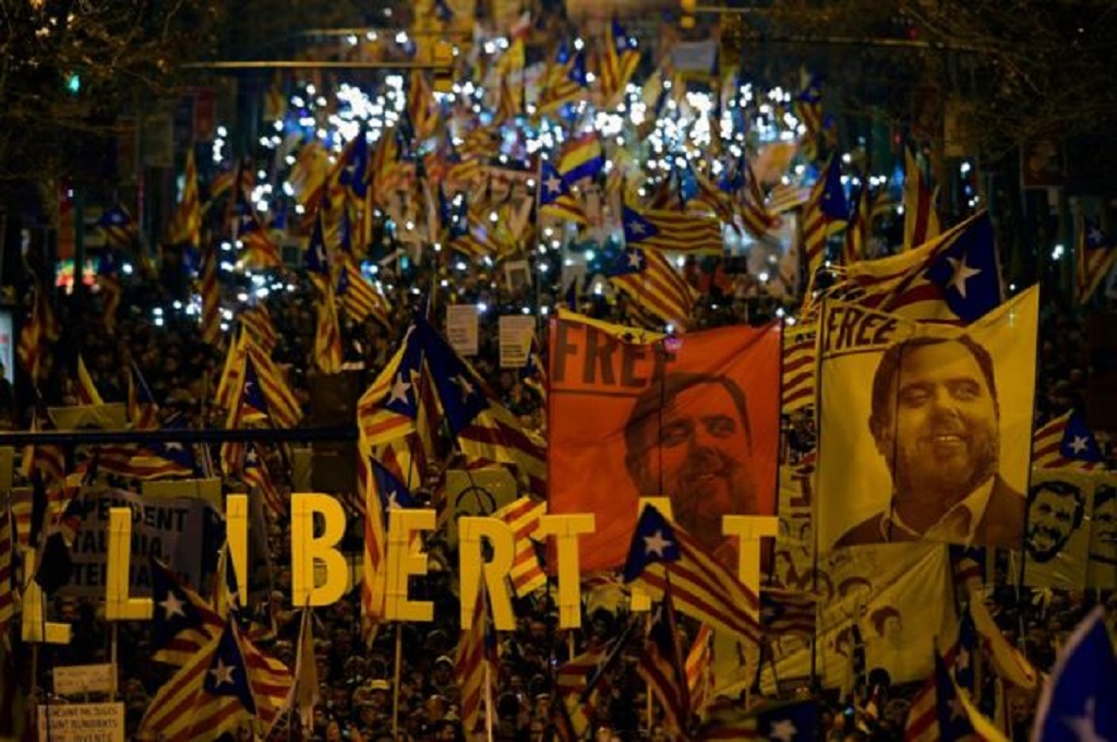 Ribuan warga memadati jalanan Barcelona, Spanyol, 16 Februari 2019. (Foto: AFP)