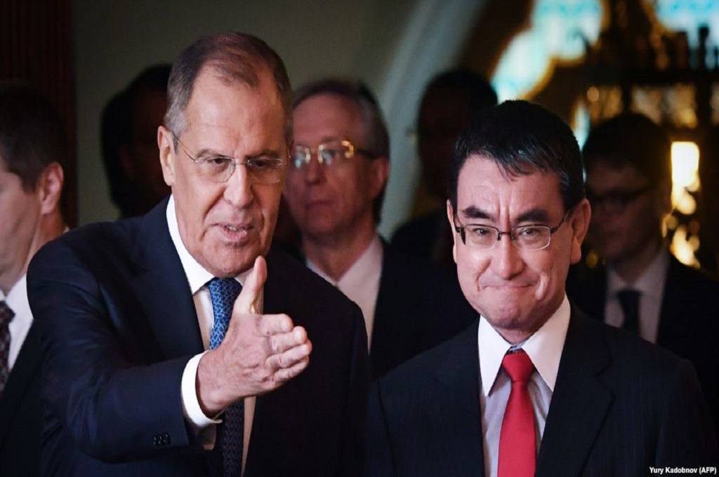 Menlu Rusia Sergey Lavrov (kiri) bersama Menlu Jepang Taro Kono di Moskow, 31 Juli 2018. (Foto: AFP/Yury Kadobnov)