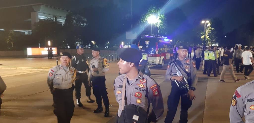 Polisi berjaga di dekat lokasi ledakan, Hotel Sultan, Jakarta Pusat dekat lokasi Debat Capres/Medcom.id/Whisnu Mardiansyah