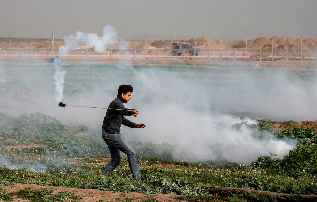 Seorang warga Palestina bersiap melemparkan peledak. (Foto: AFP)