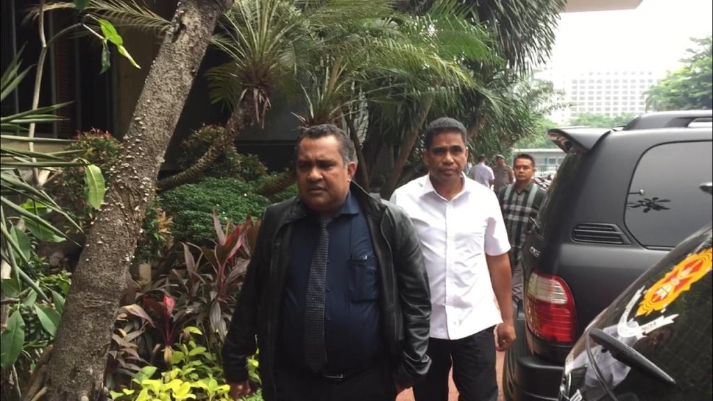 Sekda Papua Titus Emanuel Adopehan Hery Dosinaen (berbaju putih) memenuhi panggilan polisi. (Foto: Medcom.id/Yona Hukmana)