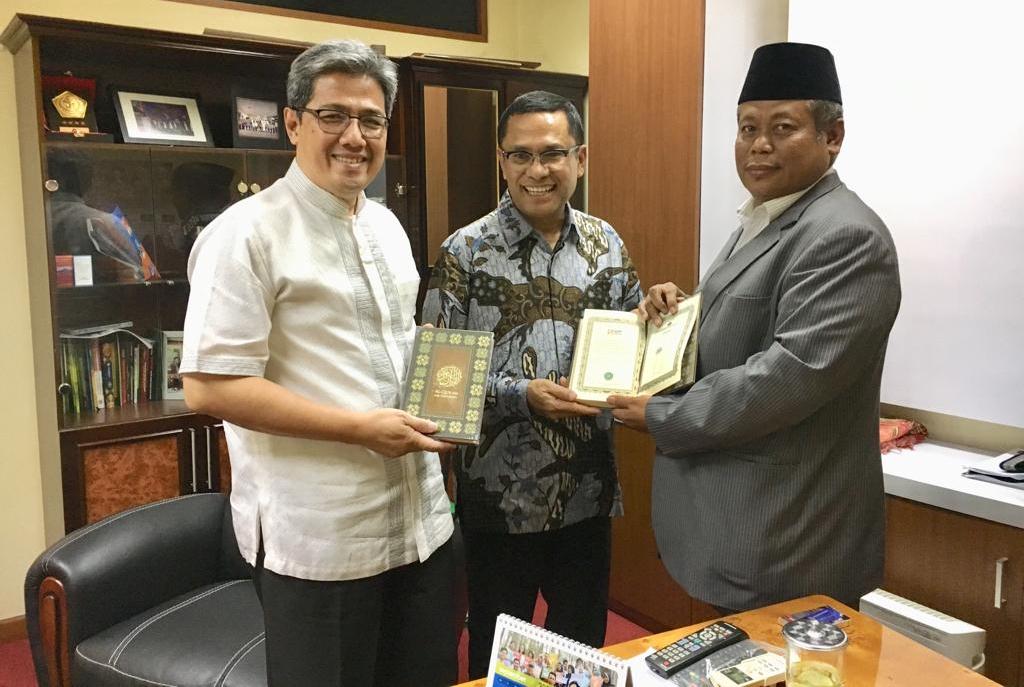 Ketua Umum Yayasan Muslim Sinar Mas, Saleh Husin,, menyerahkan secara simbolik mushaf Alquran. Foto: Sinar Mas