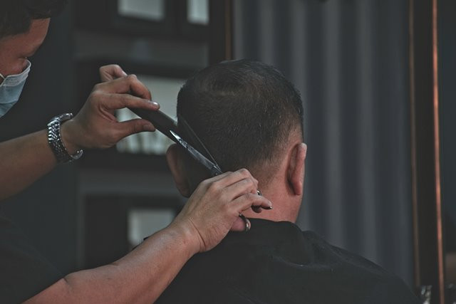 Ada empat etnis yang menjadi pelopor seni cukur rambut secara turun menurun di Indonesia. (Foto: John Karlo Mendoza/Unsplash.com)