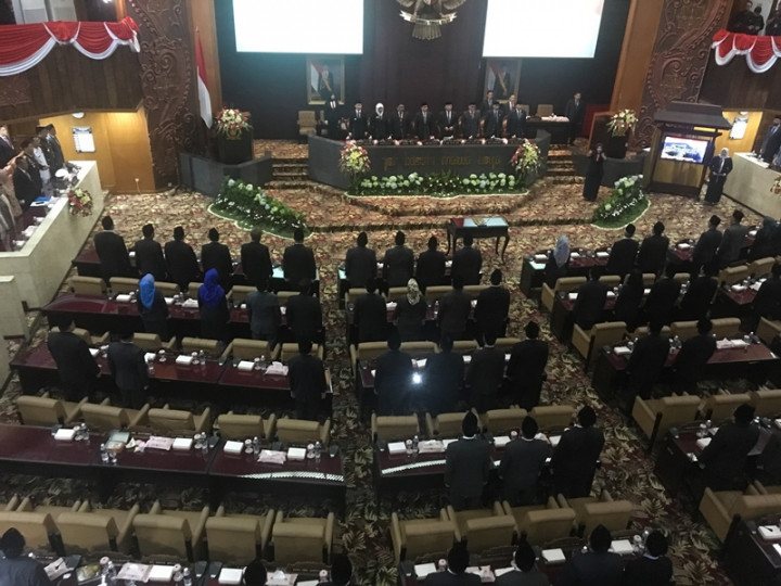 Khofifah-Emil Sertijab, Puluhan Anggota Dewan Absen