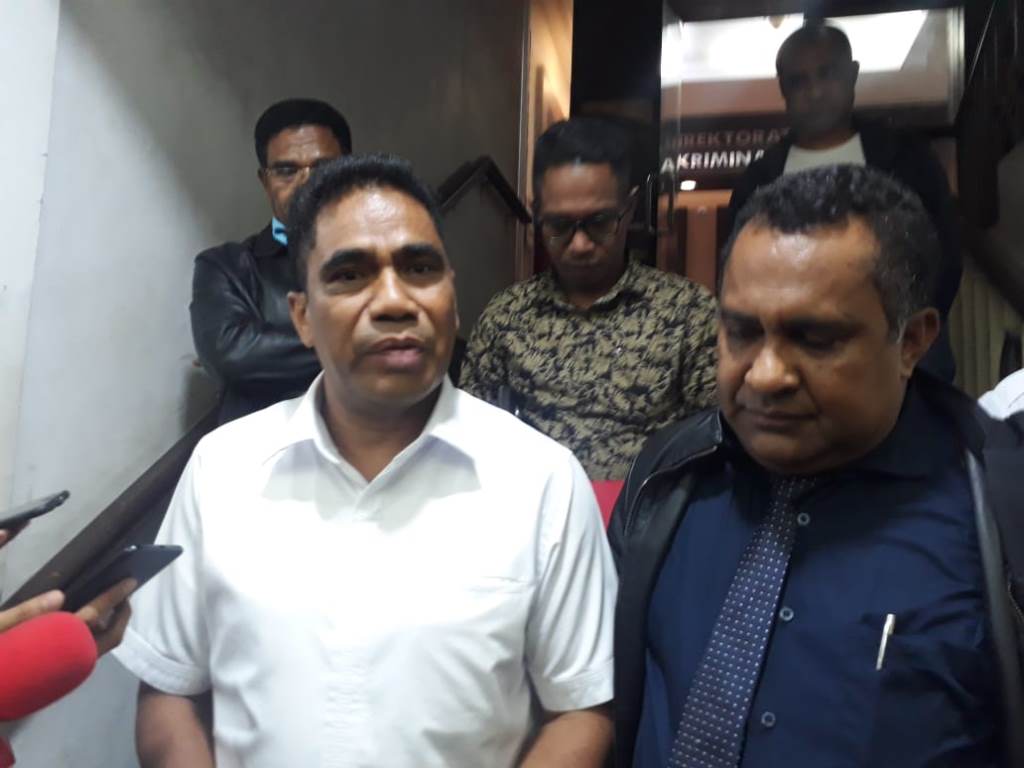  Sekretaris Daerah (Sekda) Pemerintah Provinsi (Pemprov) Papua Titus Emanuel Adopehan Hery Dosinaen bersama kuasa hukum. (Foto: Yona)