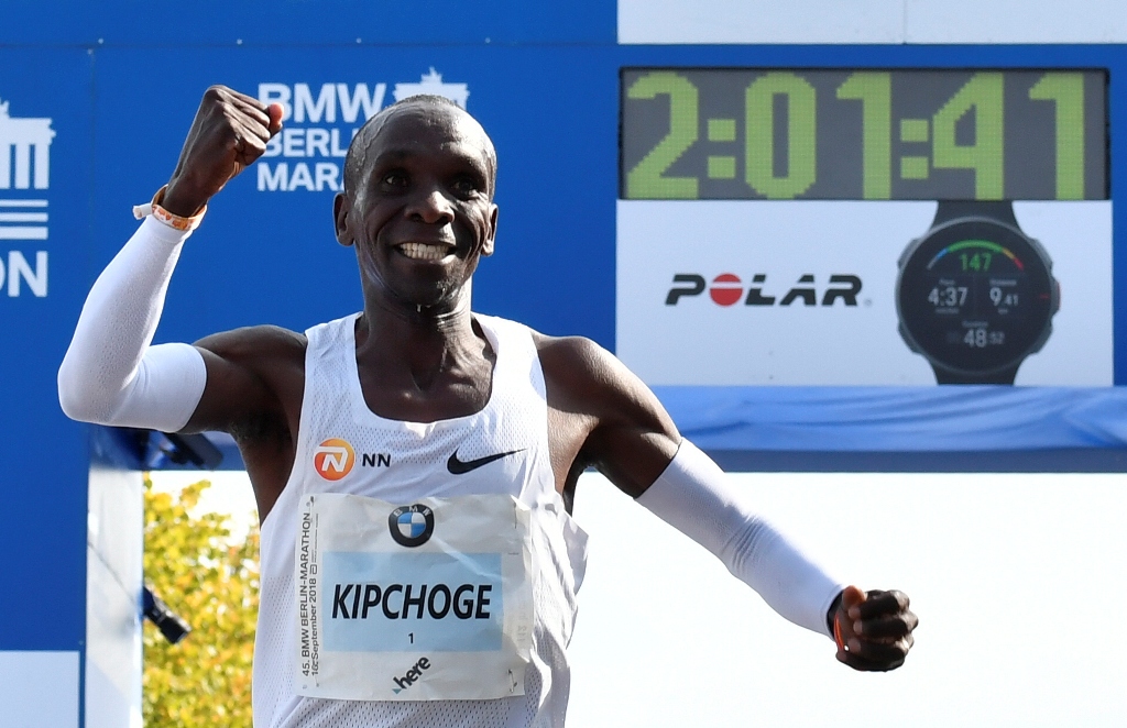 Bukti nyata tersenyum bisa mengoptimalkan pelari maraton Eliud Kipchoge untuk menjadi yang tercepat pada lomba lari maraton, Mei 2017. (Foto: AFP/JOHN MACDOUGALL) 