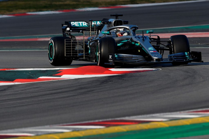 Hamilton: Vettel dan Ferrari Lebih Kuat dari Musim Lalu