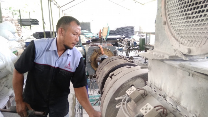 Keuletan Boy Candra Bekali Warga Olah Sampah Plastik