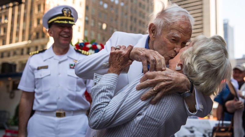 Pasangan tua mereka kembali foto pada akhir Perang Dunia II di New York, Amerika Serikat (AS). (Foto: Sky News).