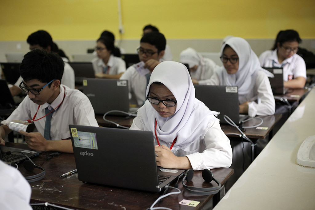 Siswa SMA tengah belajar di dalam kelas.