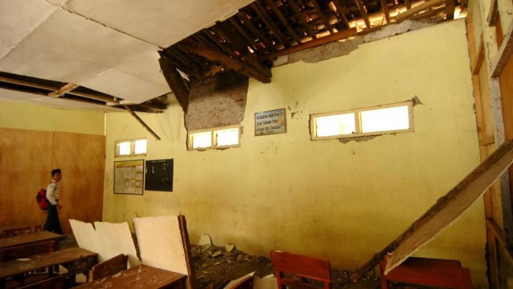 Atap Sekolah Ambruk, Siswa MTs di Tegal Mengungsi