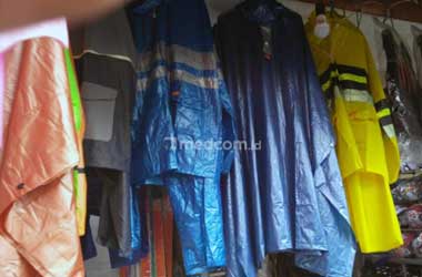 Begini Cara Memperlakukan Jas Hujan Setelah Digunakan