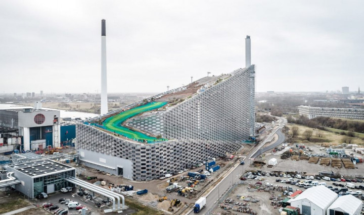 Wah! Ada Arena Ski di Atap Gedung Pengolahan Limbah