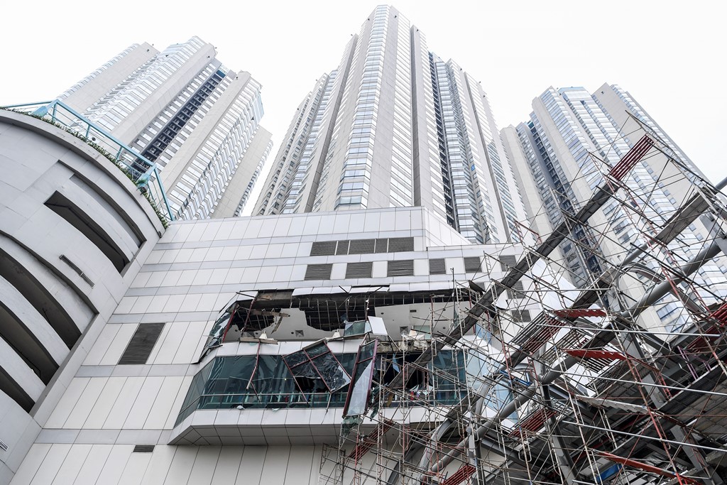 Suasana kerusakan akibat ledakan yang terlihat dari luar Mal Taman Anggrek, Jakarta. (Foto: ANTARA/Hafidz Mubarak)