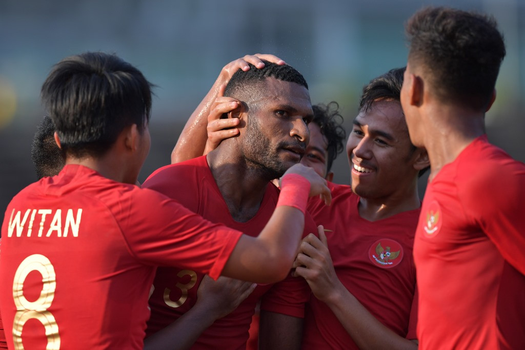 Penyerang Timnas Indonesia U-22, Marinus Wanewar (tengah), merayakan gol yang diciptakannya ke gawang Malaysia dalam pertandingan Piala AFF U-22 (Antara/Nyoman Budhiana)