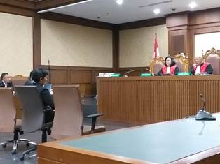 Menangis, Hakim Merry Teringat Mendiang Suami