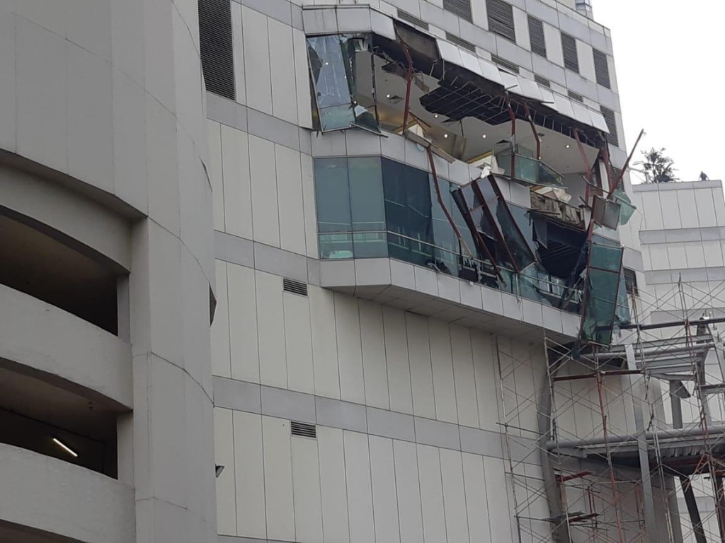 Kaca di Mal Taman Anggrek pecah karena ledakan. Foto: Istimewa.