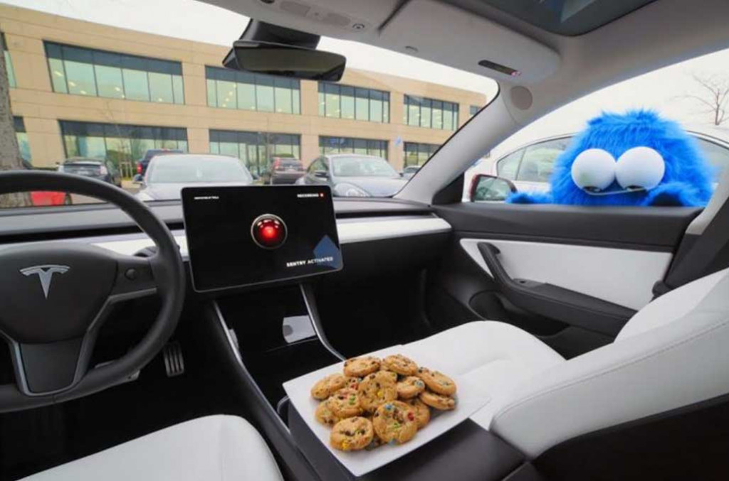 Tesla Motors mendemonstrasikan Cookie Monster yang mencoba masuk ke dalam mobil untuk mengambil kue yang ada di dalam mobil. Insideevs