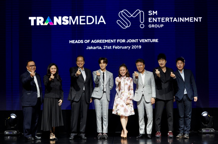 Pertemuan pihak SM Entertainment dan Trans Media bersama Rossa dan Leeteuk