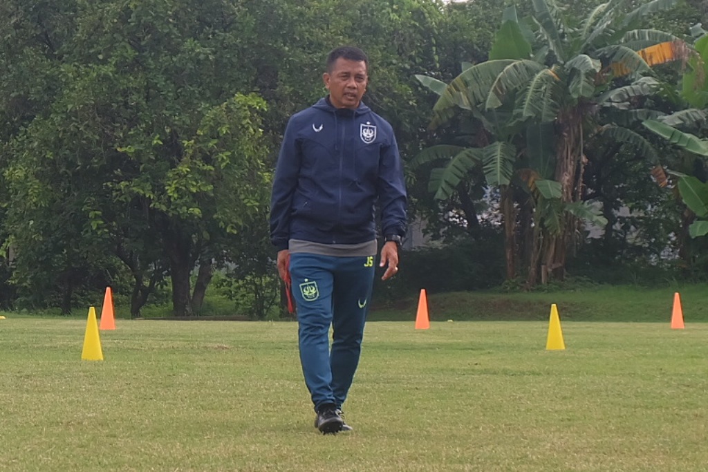 Pelatih PSIS Semarang Jafri Sastra saat memimpin sesi latihan PSIS (Foto: medcom.id/Budi Arista Romadoni)