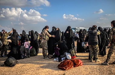 Konvoi Simpatisan Tinggalkan Markas Terakhir ISIS