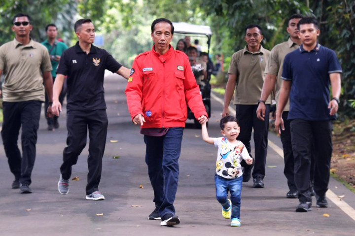 Jokowi Ajak Jan Ethes Jalan-jalan di Kebun Raya Bogor
