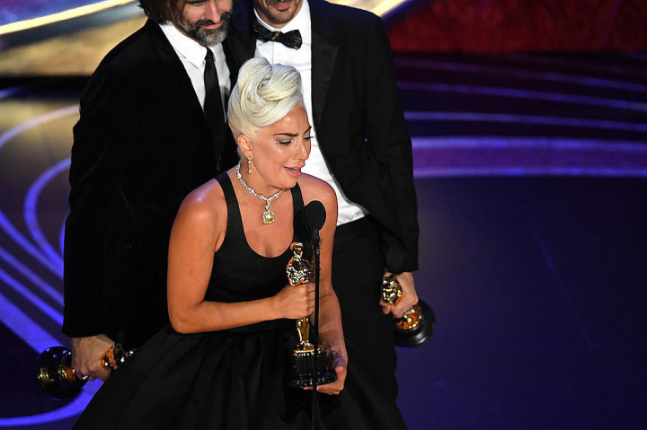 Tangis Lady Gaga Usai Bawa Pulang Piala Oscar 2019