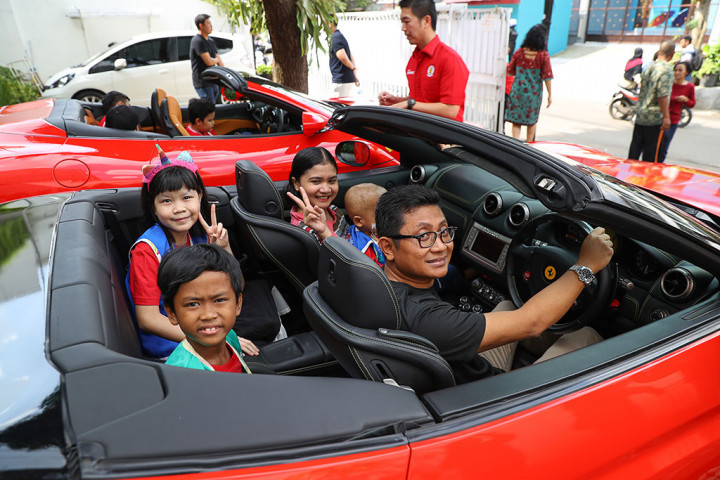 FOCI Ajak Anak-Anak YKAKI Berkeliling dengan Ferrari