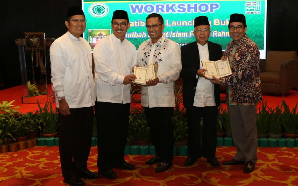 Saleh Husin (tengah) menyerahkan buku khotbah kepada Ketua MUI Lukmanul Hakim dan disaksikan Ketua LPBKI MUI Endang Soetari. Foto: Istimewa
