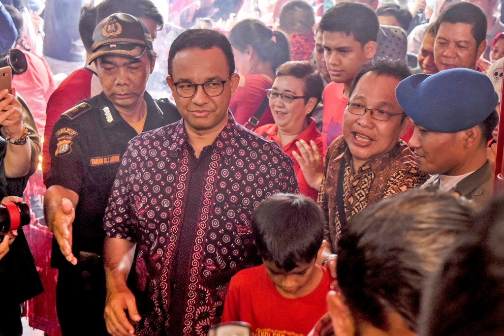 Gubernur DKI Jakarta Anies Baswedan (kedua kiri) mengunjungi Vihara Dharma Bhakti, Petak Sembilan, Jakarta. (Foto: ANTARA/Dede Rizky Permana)