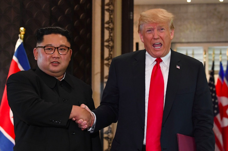 Pemimpin Korea Utara Kim Jong-un bersama dengan Presiden Amerika Serikat (AS) Donald Trump saat pertemuan di Singapura Juni 2018 lalu. (Foto: AFP).