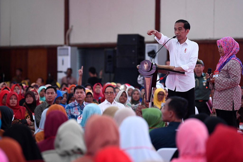 Presiden Joko Widodo (kedua kanan) berdialog dengan penerima Program Keluarga Harapan di Cilacap, Jawa Tengah, Senin (25/2/2019). ANT/Puspa Perwitasari.