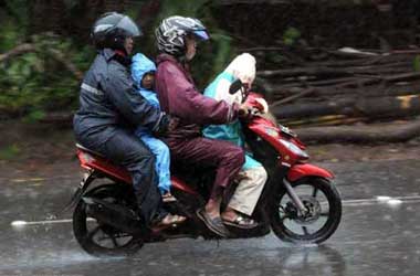 Perhatikan Keselamatan saat Membonceng si Kecil