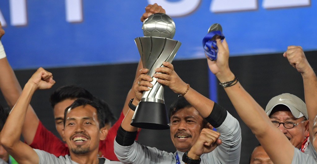 Pelatih timnas Indonesia U-22, Indra Sjafri (tengah), mengangkat trofi Piala AFF U-22 (Antara/Nyoman Budhiana)