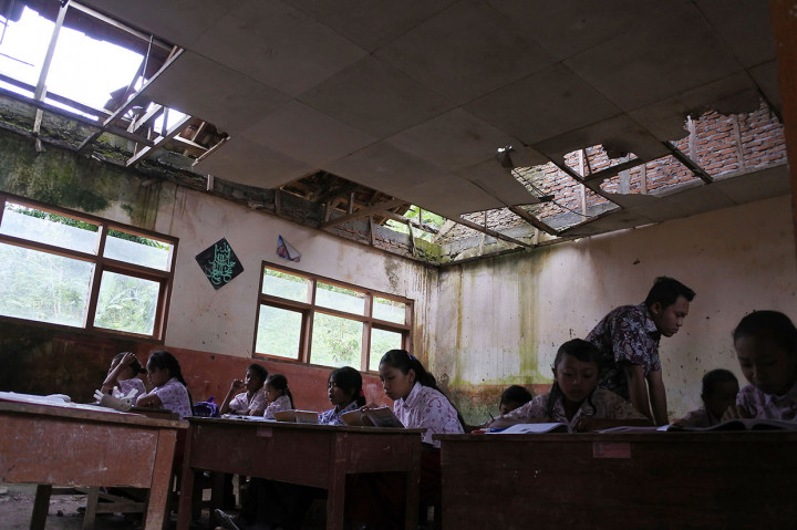Siswa SD di Jember Ini Belajar di Kelas Rusak