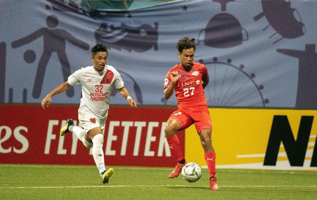 Momen saat bek PSM Makassar Beny Wahyudi (kiri) berupaya mengadang gelandang Home United Adam Bin Swandi (kanan) (Foto: AFC Cup)