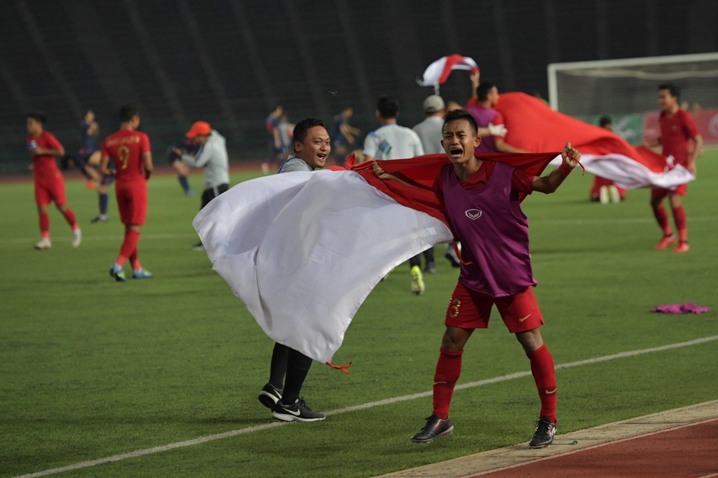 Sani Rizki Fauzi mengibarkan bendera Merah Putih sebagai wujud rasa bangganya bisa membawa Indonesia juara Piala AFF U-22 2019 di Kamboja (Foto: Antara - Nyoman Budhiana)