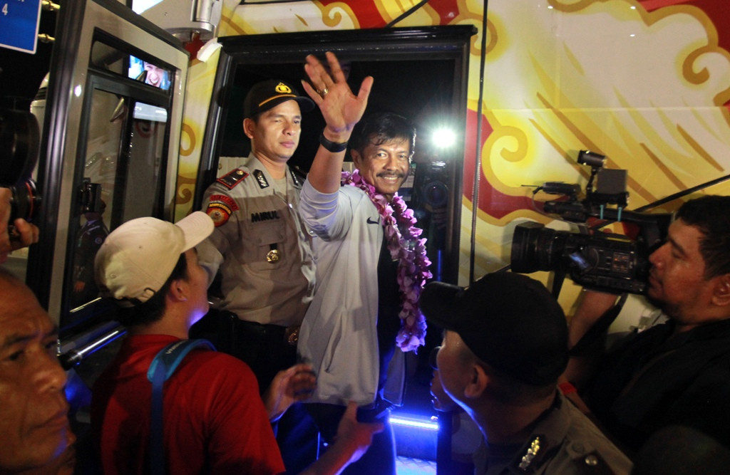 Indra Sjafri melambai kepada fans saat tiba di Jakarta usai membawa Timnas U-22 juara Piala AFF U-22 di Kamboja (Foto: Antara - Muhammad Iqbal)