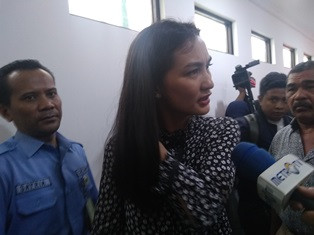 Atiqah Hasiholan Menjaminkan Diri untuk Ratna Sarumpaet